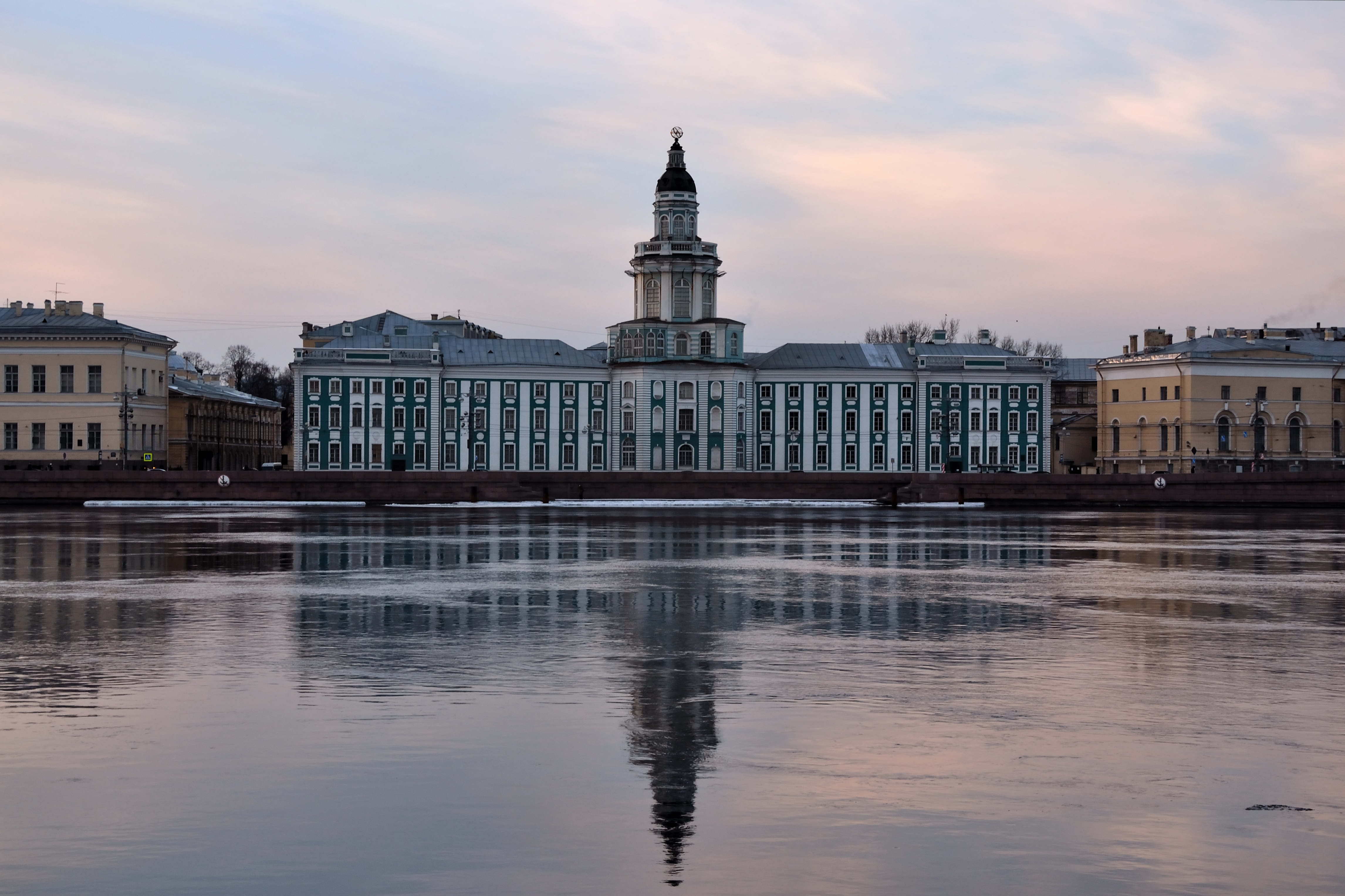 Петербург называют городом-памятником, городом-музеем. Здесь расположено  более 200 музеев, хранящих историю жизни и быта разных народов, посвященных  достижениям наук и искусств, выдающимся людям нашей страны.